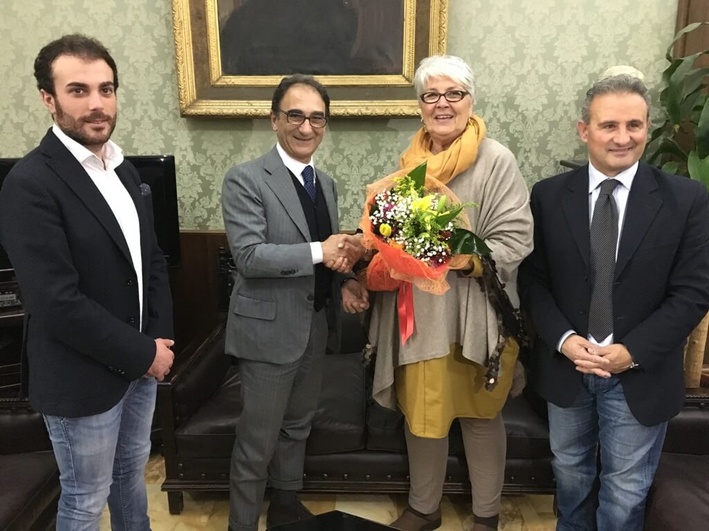 Il sindaco Abramo riceve in comune la signora Mariella Scirea ...