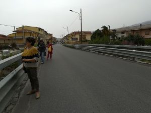 flash mob ponte che collega Lamezia a Gizzeria-LameziaTermeit