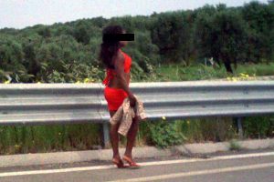 Una prostituta a bordo strada