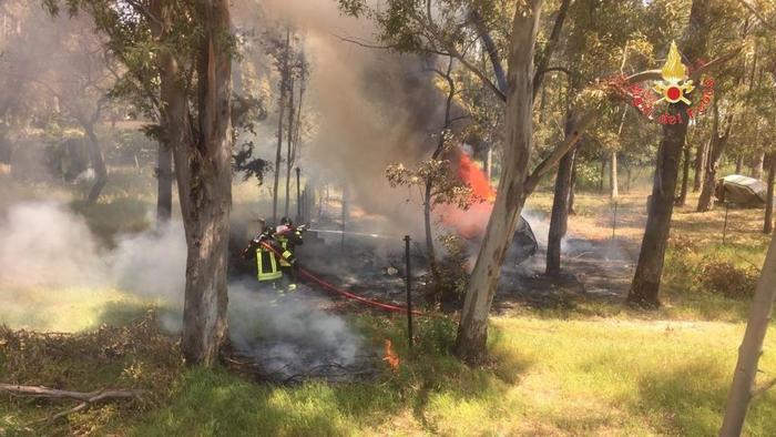 Sellia Marina. Incendio in pineta, panico ma nessun ferito