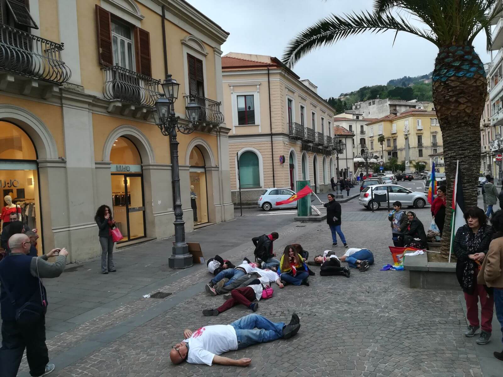 Stop the war in Siria, a Lamezia flash mob di Potere al popolo