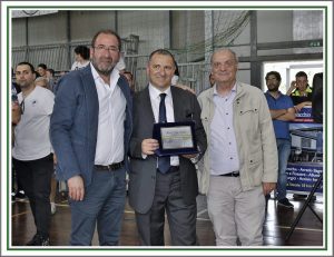 Il presidente Mazzocca riceve la Targa da Calabria Futsal