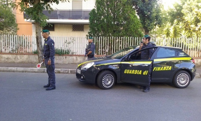 Corigliano. Tentano gettare droga da auto, arrestati