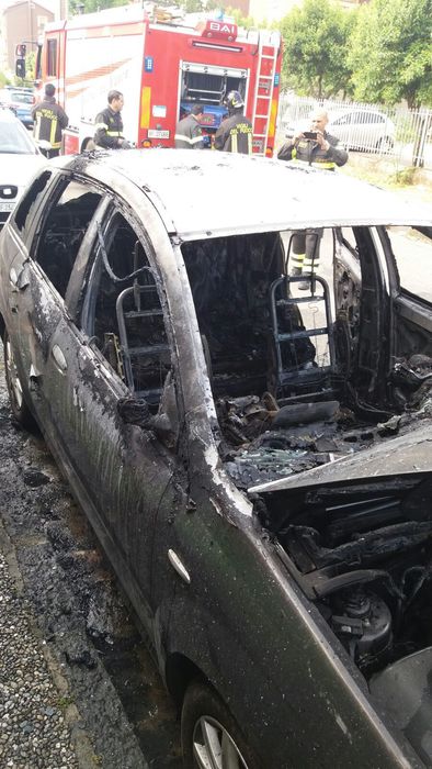 Incendiata l'auto del consigliere comunale di Cosenza Giovanni Cipparrone.