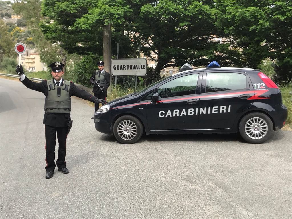 Guardavalle. Percuote il padre con la sedia e punta il coltello alla gola della madre