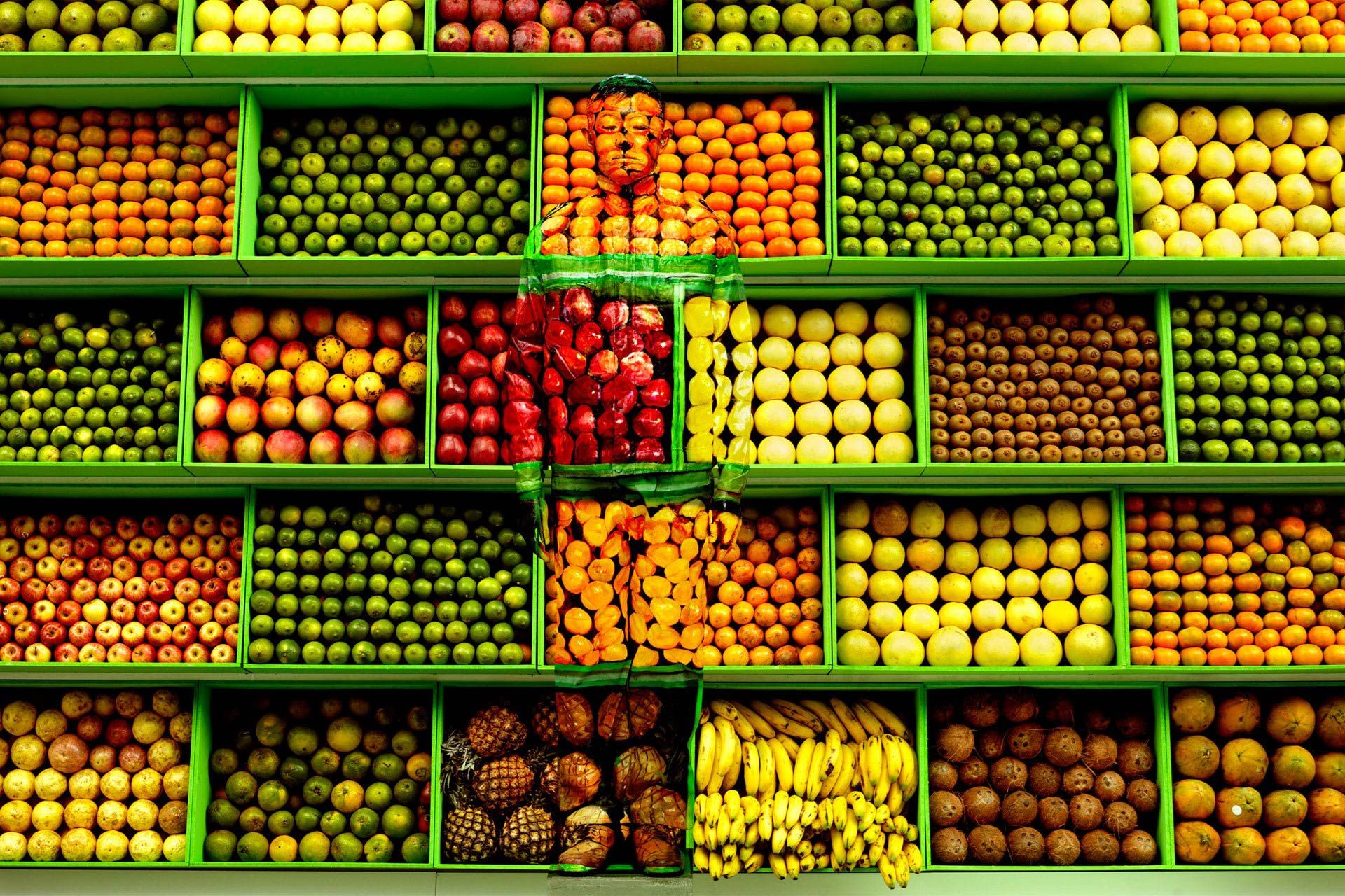 Liu Bolin tra la frutta