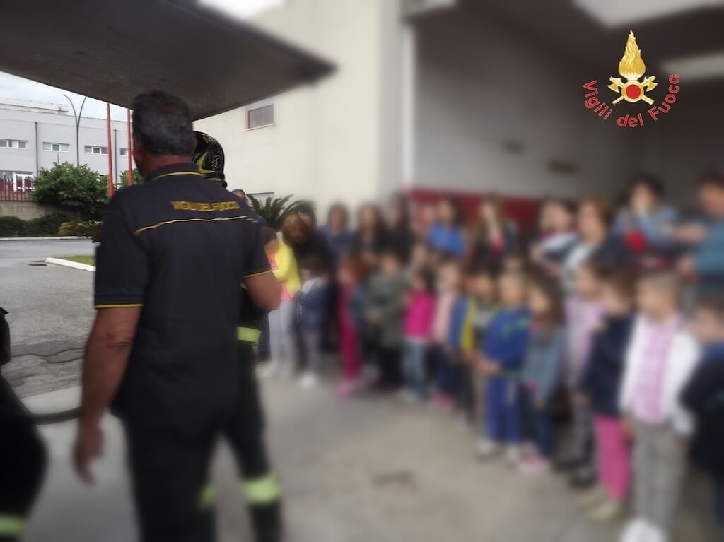 La scuola per l'infanzia Nicholas Green in visita dai Vigili del Fuoco