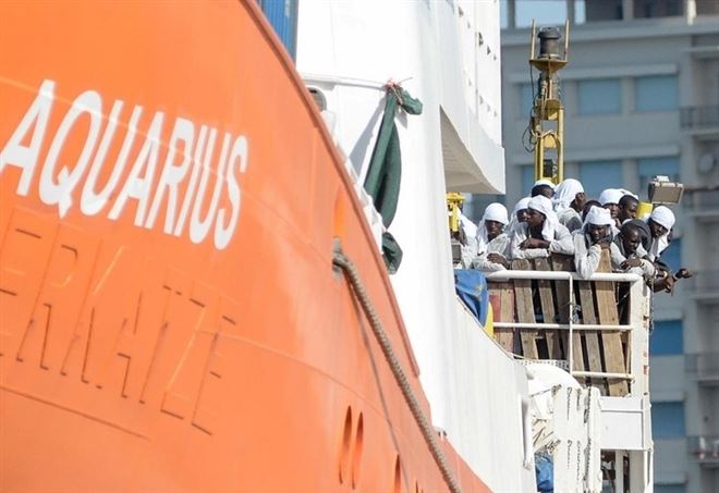 Aquarius. Guardia Costiera rifornisce di viveri i migranti
