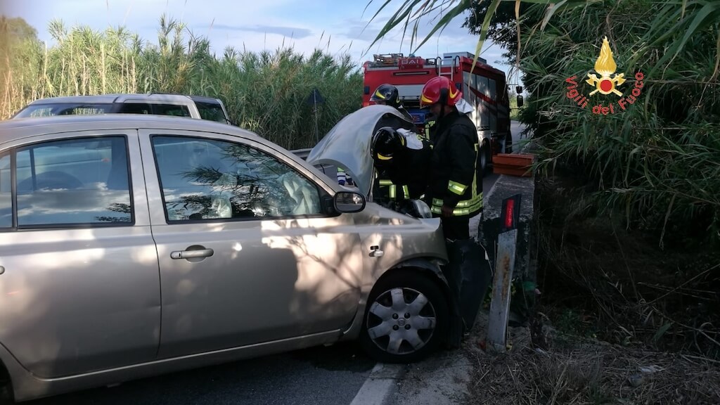 Isca sullo Ionio. Auto sbanda e impatta contro il guardrail