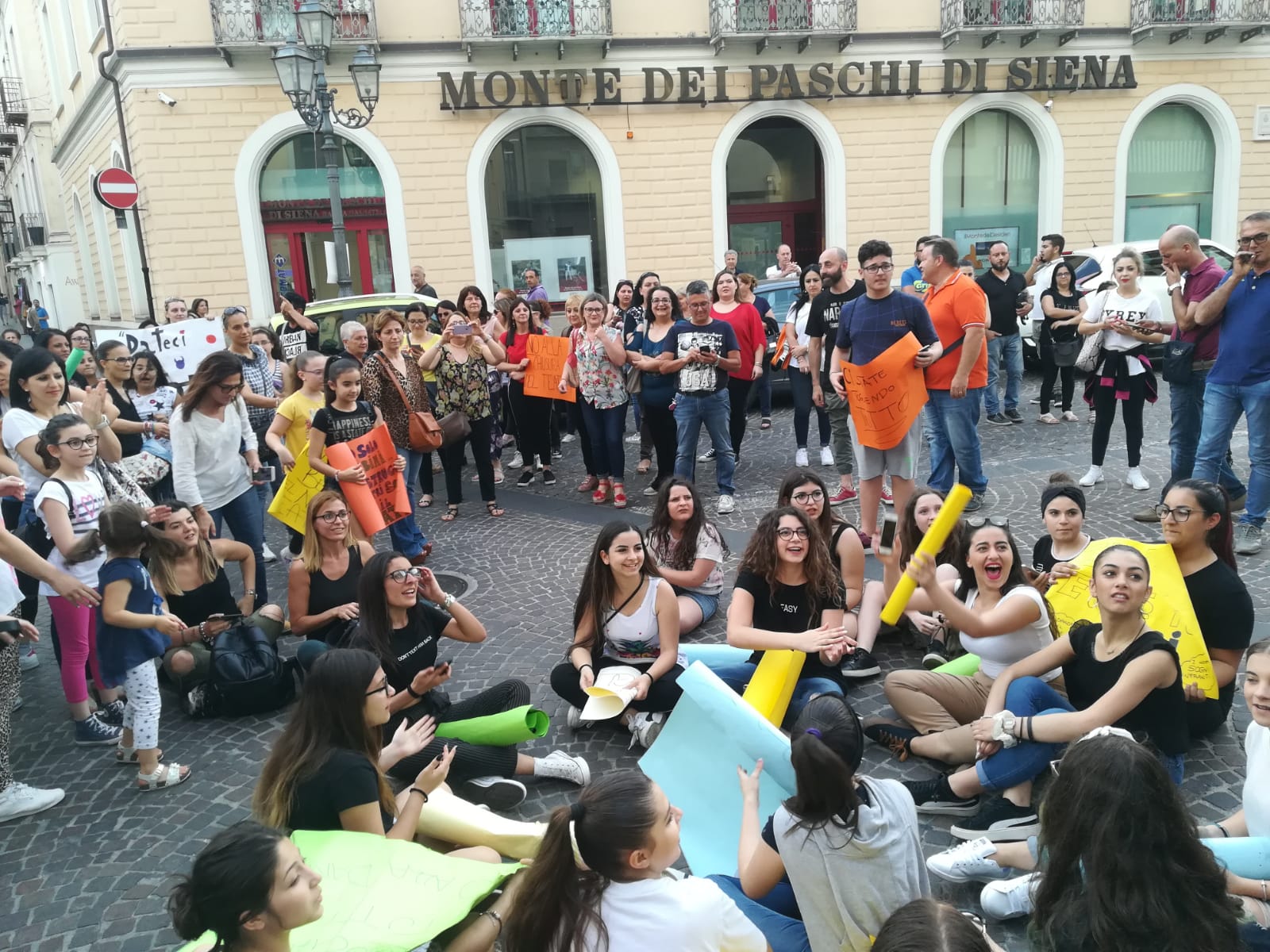 Teatro Grandinetti indisponibile, la protesta si sposta per le vie del centro