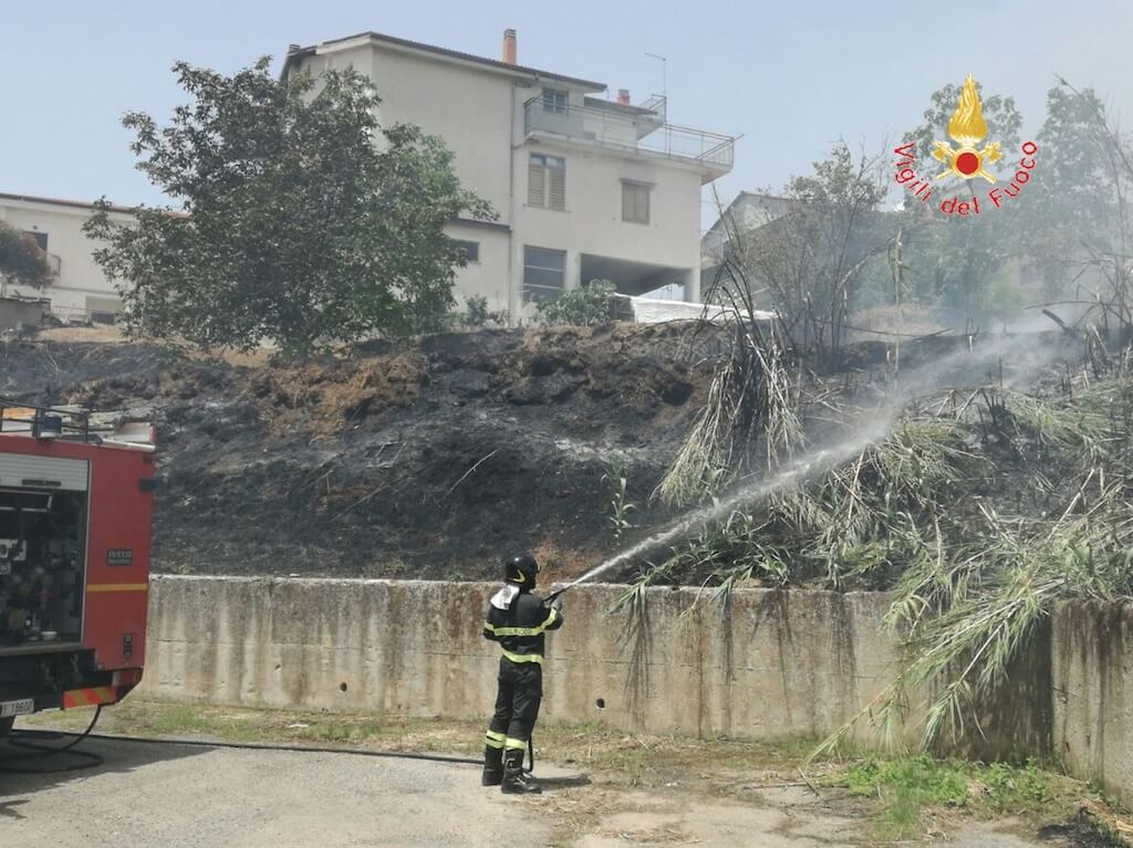 Centrache (CZ). Incendio a sterpaglie vicino le abitazioni