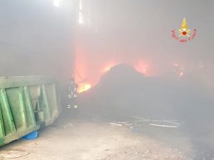 Lamezia. Incendio all'interno di un capannone nell'area ex Sir