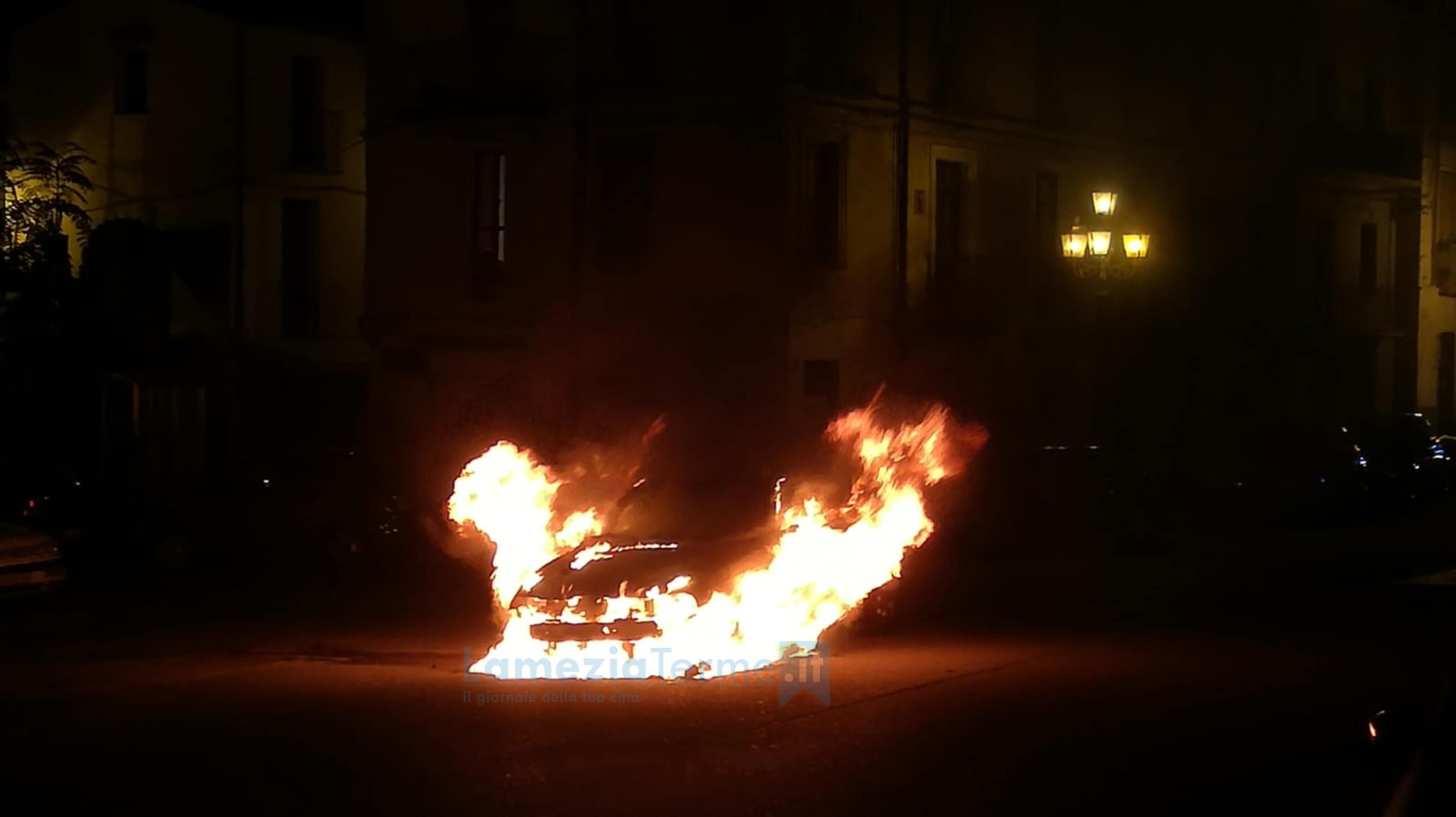 Lamezia. Auto in fiamme a Piazza Mercato Vecchio