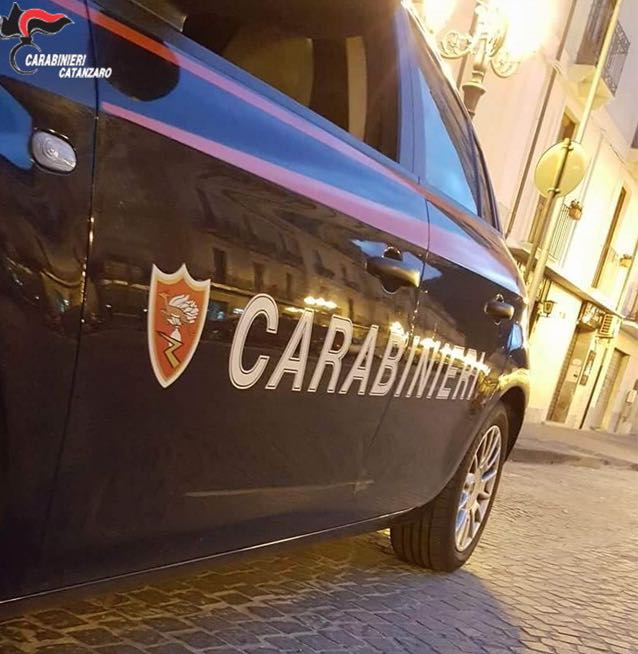 Lamezia. Forza posto di controllo e sperona auto dei carabinieri