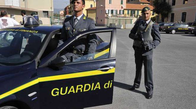 Paola. Sequestrati 426 capi griffati contraffatti