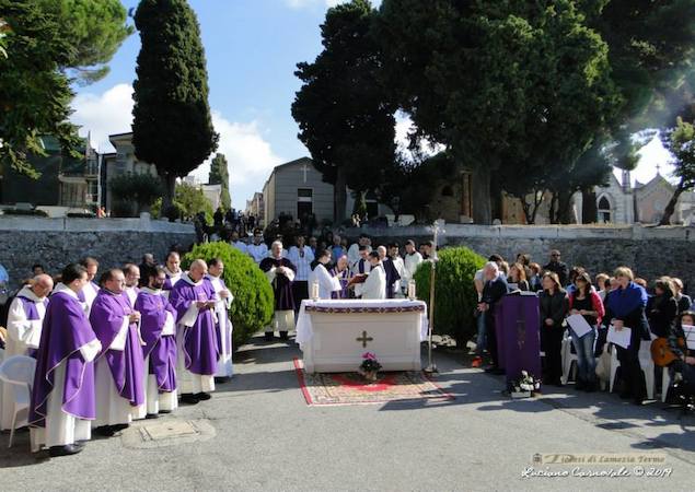 messa vescovo defunti nei cimiteri cittadini