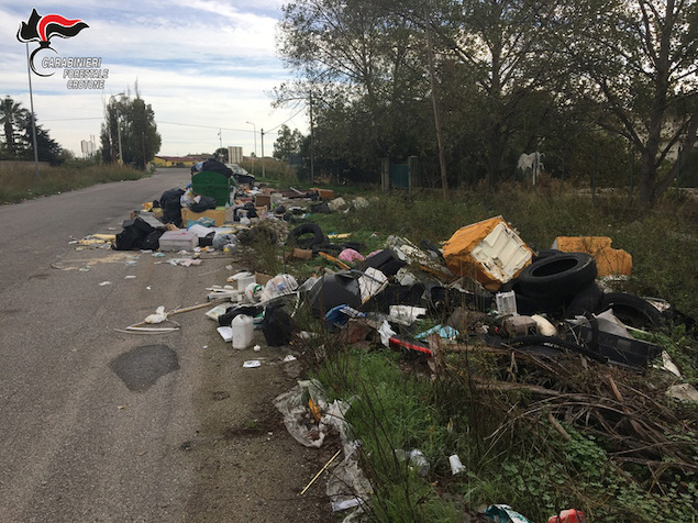 Fotografato mentre getta rifiuti in strada, denunciato dai carabinieri