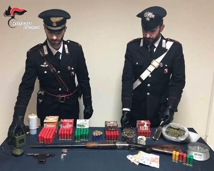 Girifalco: arrestato imprenditore agricolo: in foto le armi, munizioni e stupefacenti trovati all'imprenditore 35enne