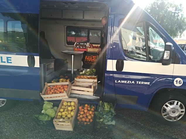 polizia locale sequestra 120 kg di frutta e verdura