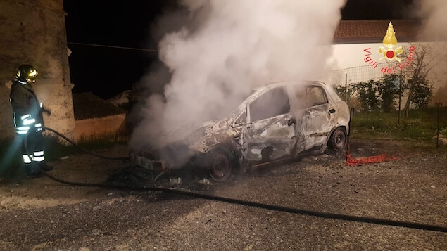 incendio auto Guardavalle superiore