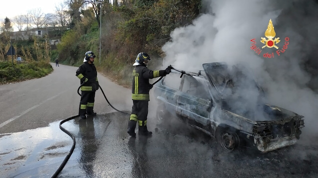 Lamezia, in fiamme auto a Fronti: illeso l'anziano alla guida