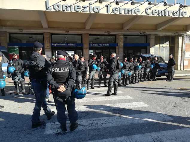 Protesta lavoratori ex Lsu-Lpu, stazione blindata dalle forze dell'ordine