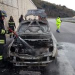 Auto in fiamme sulla A2 tra gli svincoli di Falerna e San Mango