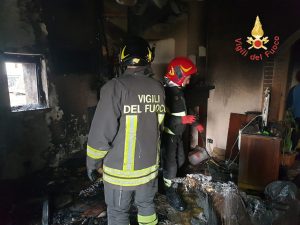 vigili del fuoco estinguono incendio in abitazione-LameziaTermeit