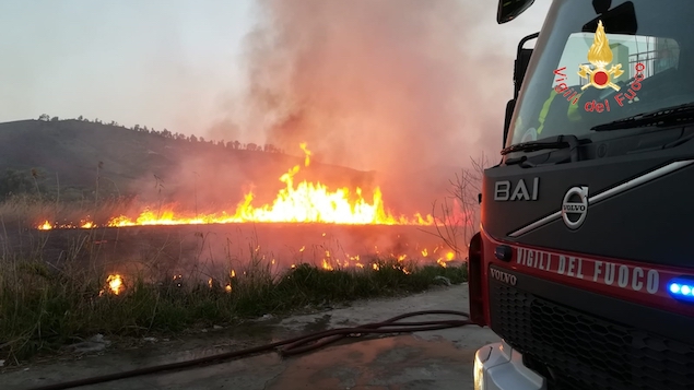 Incendio di arbusti e macchia mediterranea in viale Emilia