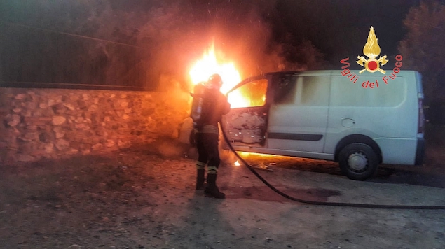 In fiamme nella notte furgone di una azienda irpina
