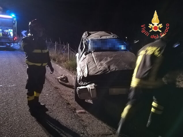 Sbanda auto con 5 ragazzi, muore un minore