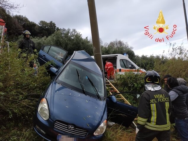 Auto perde il controllo e impatta contro un palo