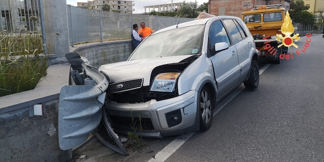 San Sostene (CZ). Auto finisce contro guardrail, ferito il conducente