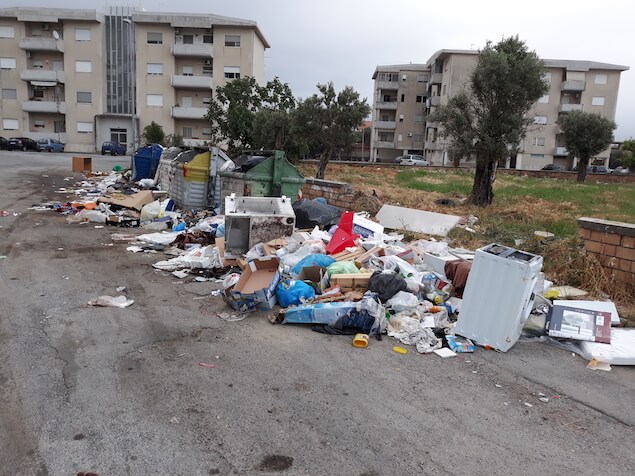 Raccolta rifiuti in tilt, smaltimento nel caos. A Lamezia torna l'emergenza