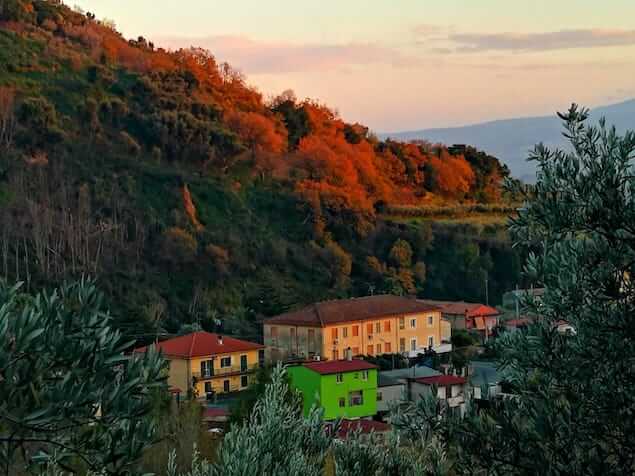 Il tramonto della collina. Il Muzzari guardiano della valle