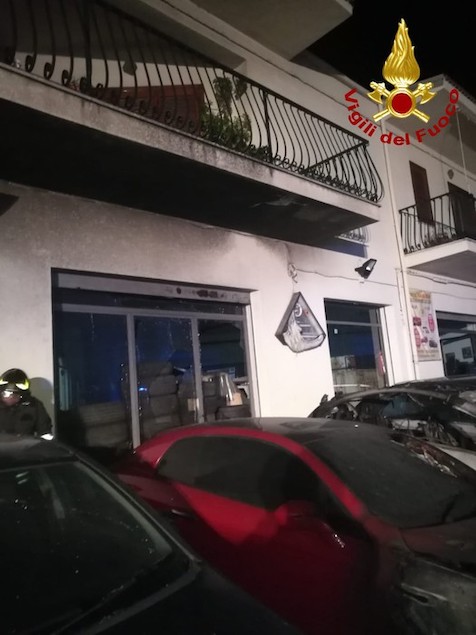Castrovillari (CS). incendio distrugge dieci auto di una concessionaria