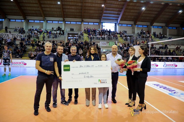 Lamezia. Top Volley Latina dona premio Fair Play alla Lucky Friends