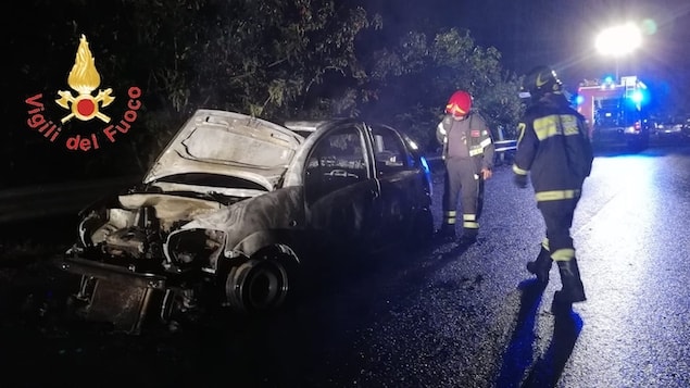Serrastretta (CZ). Auto in fiamme sulla SP77 nella frazione Accaria