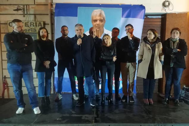 Emozione e applausi al comizio di chiusura elettorale di Ruggero Pegna