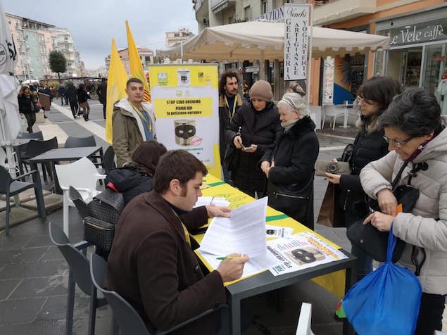 Raccolta firme stop cibo falso in Calabria