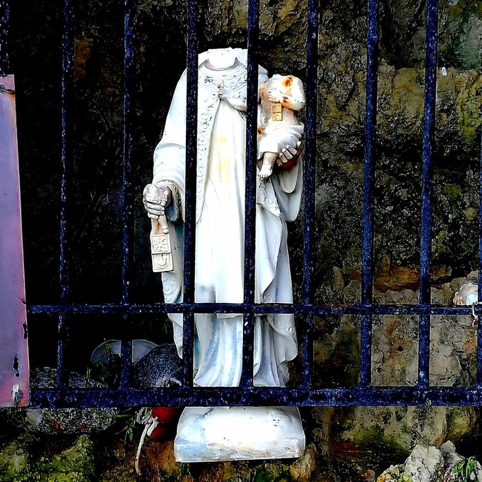 Atto vandalico a Briatico: decapitate statue Madonna e Bambino