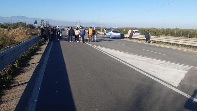 Rischio esondazione Crati, residenti bloccano strada a Corigliano Rossano