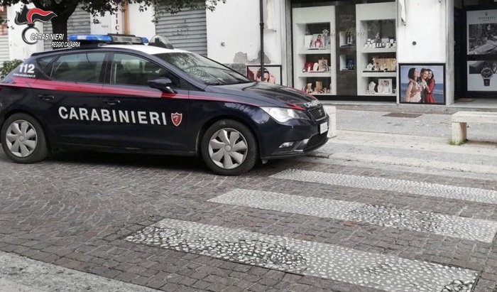 Auto carabinieri davanti a gioielleria