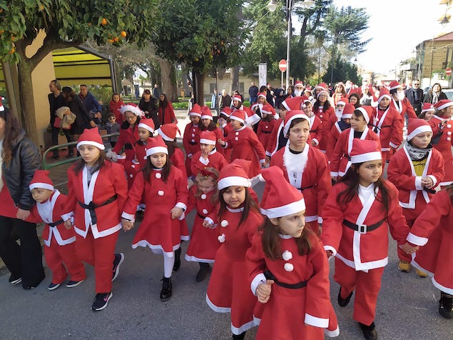 A Taurianova l'invasione di tanti Babbo Natale in sostegno dell’AIL