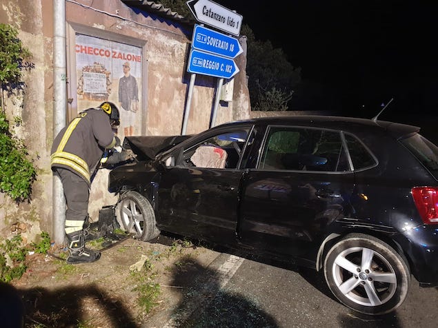 Borgia (CZ). Auto perde il controllo e impatta contro un casolare, 4 giovani feriti