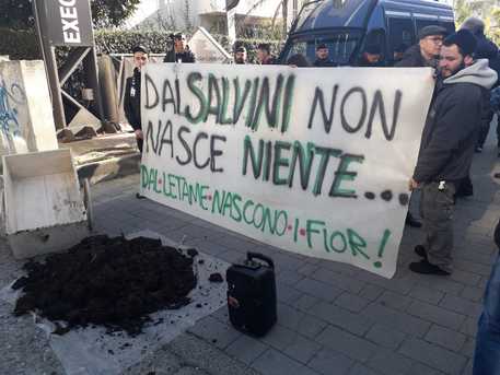 Rende (CS). Striscioni di contestazione a Matteo Salvini