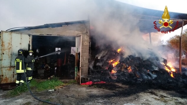 Scandale (KR). Incendio in un fienile, distrutte oltre 1500 rotoballe di fieno