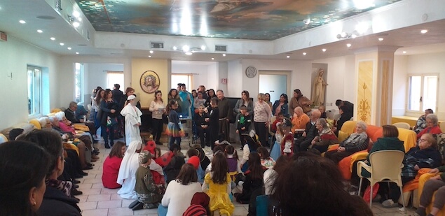 Lamezia. Ragazzi della parrocchia di S. Maria degli Angeli allietano il Carnevale alla “Tamburelli”