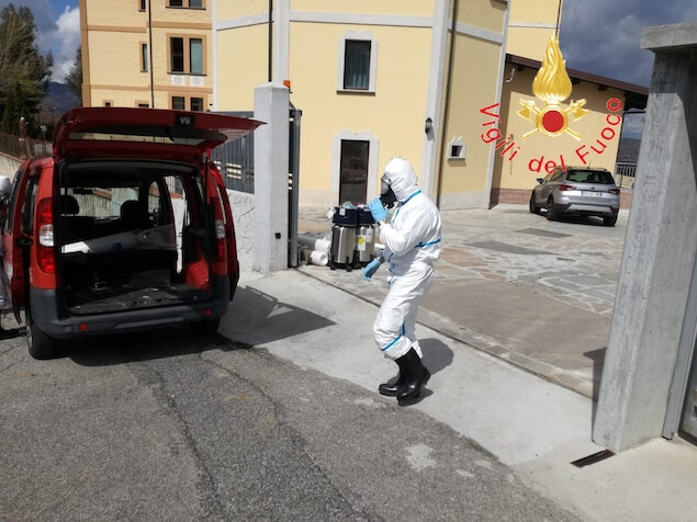 Chiaravalle Centrale (CZ). Vigili del fuoco consegnano 32 bombole di ossigeno