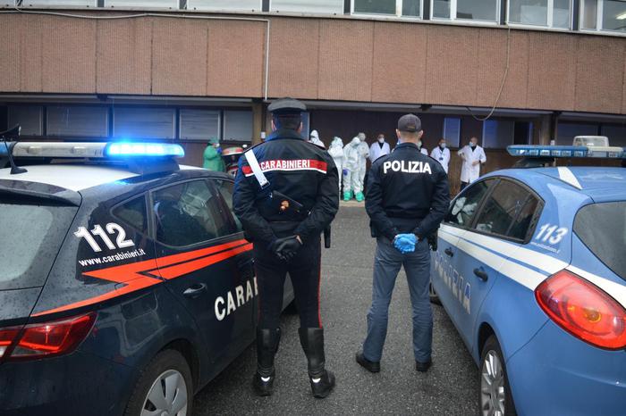 Reggio Calabria. Forze dell'ordine omaggiano i sanitari dell'ospedale